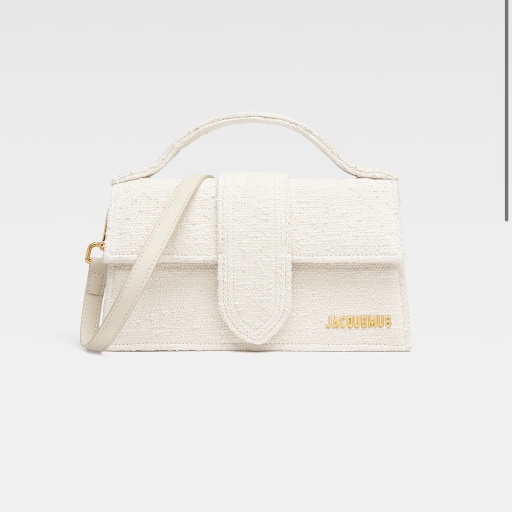 LE PAPIER
Crossbody flap bag.